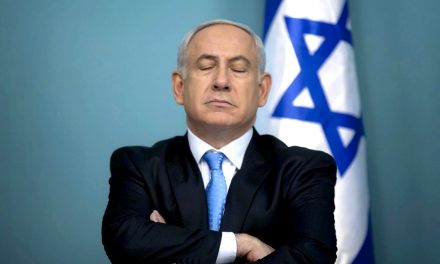 نتنياهو يهرب من تحقيقات الفساد إلى حرب على غزة