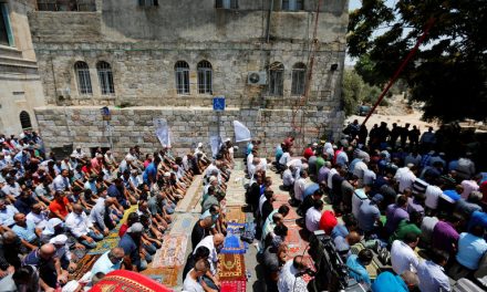 الفلسطينيون يعودون للصلاة بالأقصى بعد إزالة مظاهر الاحتلال