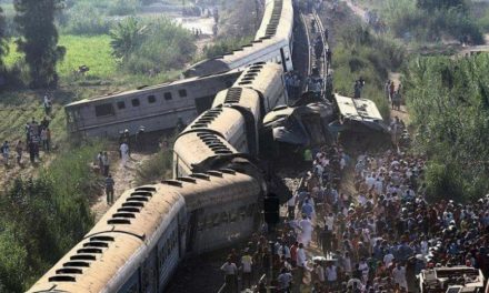 عشرات القتلى والمصابين بتصادم قطارين في الإسكندرية