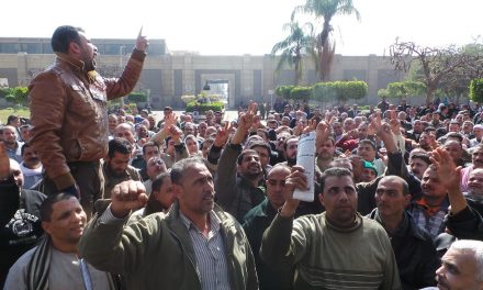 مصر: إضراب «غزل المحلة» يتخطى أسوار الشركة وينتقل إلى «طلعت حرب»