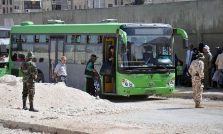 حافلات تحت حماية حزب الله تقل عناصر داعش إلى البوكمال