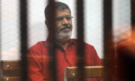 زوجة مدير مكتب الرئيس مرسي لمباشر مصر: التهم الموجهة لزوجي هزلية