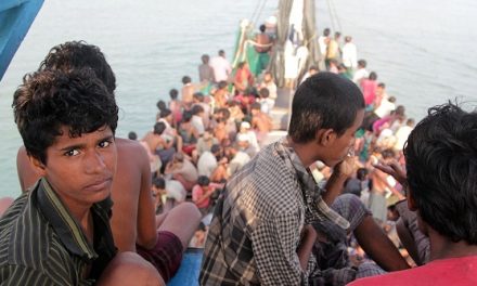 تواصل عمليات إجلاء اللاجئين الروهنجيا إلي بنغلاديش وسط ظروف سيئة
