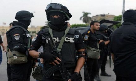 خلاف بين د.منذر عليوة و محمد صلاح حول التعاطف مع ضحايا الشرطة في حادث الواحات
