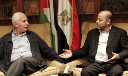 فتح وحماس توقعان اتفاق المصالحة برعاية مصرية