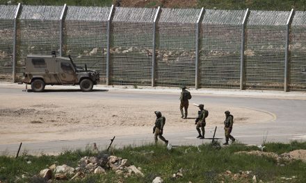 الاحتلال الإسرائيلي يدعم قوات الأسد عند الحدود.. ودير الزور مدينة منكوبة