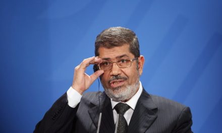شرعية الرئيس مرسي.. بين متمسك بها ورافض