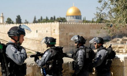 القدس.. استشهاد فلسطيني ومقتل شرطي صهيوني بعملية طعن
