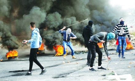 الفلسطينيون يستعدون لجمعة الغضب الثالثة وحرق العلم الصهيوني