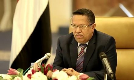 في المنتصف| فيديو لعودة رئيس الحكومة اليمنية أحمد بن دغر إلى عدن
