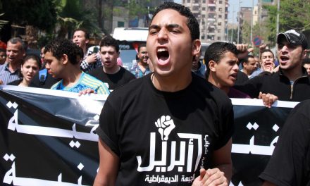 قيادي سابق بحركة 6 أبريل يدعو  لتوحد قوى الثورة مع رجال نظام مبارك من أجل إزاحة السيس