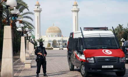 الواشنطن بوست : الشرطة التونسية تلاحق ملتحين ومنقبات .. والسياسي رياض الشعيبي يعلق