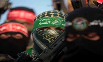 في جمعة “المقاومة توحدنا وتنتصر” غزة تتظاهر والاحتلال يقمع بالرصاص