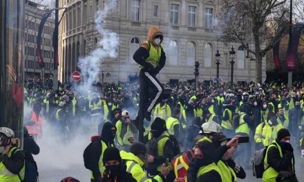 زهير عطوف: قوة الاحتجاجات في فرنسا جعلت ماكرون يستمع إليهم