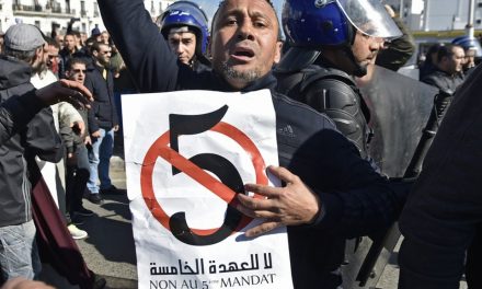 الجزائر.. الشارع يتحرك: لا للتكسير نعم للتغيير لا للعهدة الخامسة !