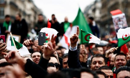 التظاهرات في الجزائر تتصاعد.. والنظام يحاول إنقاذ نفسه