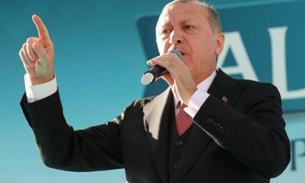 أردوغان يتعهد بحماية الليرة التركية ومعاقبة المضاربين