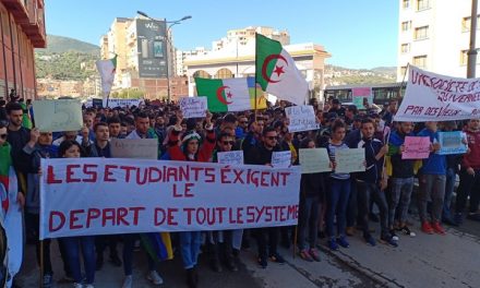 احتجاجات طلابية رافضة لتمديد الولاية الرابعة لـ بوتفليقة