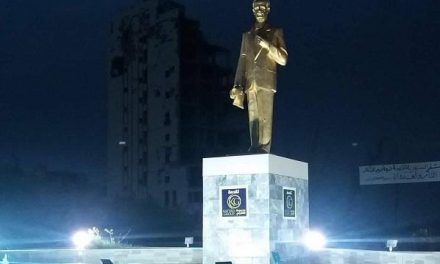 بعد 8 سنوات من اسقاطه.. بشار الأسد يعيد نصب تمثال والده في درعا