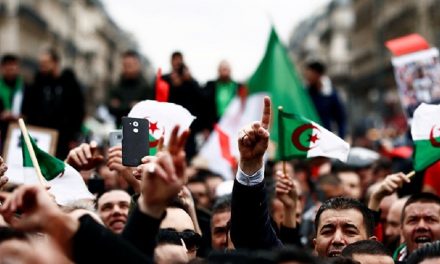 الجزائر تنتصر؟ بوتفليقة يستقيل وأنباء عن إلقاء القبض على شقيقه السعيد!