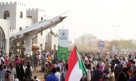 آلاف السودانيين يواصلون الاعتصام أمام مقر وزارة الدفاع