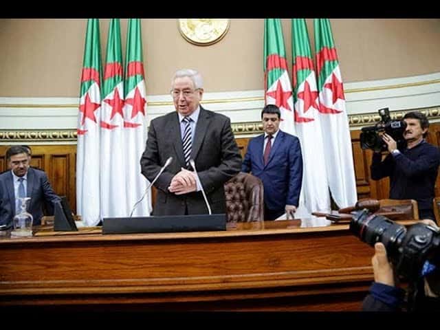 البرلمان الجزائري يكلف رئيس مجلس الأمة برئاسة الجمهورية لمدة 90 يوما