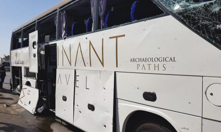 تفجير يستهدف حافلة سياحية قرب المتحف المصري