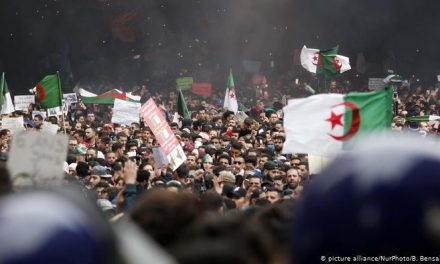 الجزائريون يواصلون مظاهراتهم في الجمعة الخامسة عشر