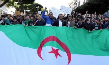 آلاف الجزائريين يتظاهرون ويهتفون بخمسة مطالب