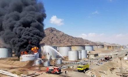 الحوثيون يستهدفون مصافي نفطية في السعودية