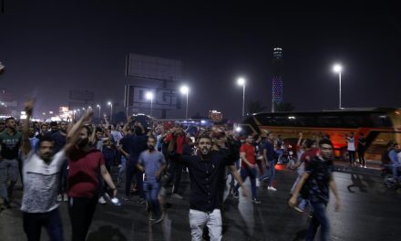 المصريون يطالبون برحيل السيسي في مشهد مماثل لثورة 25 يناير