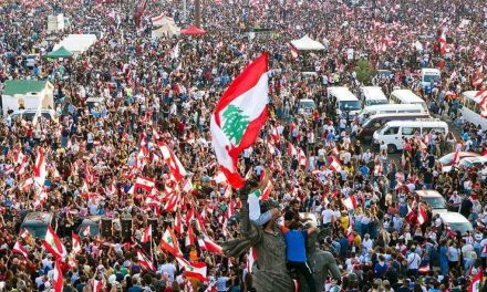 اللبنانيون ماضون في ثورتهم وسلسلة بشرية عظيمة تزينها!