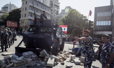 لبنان.. قوات الأمن تفتح بعض الطرقات بالقوة وسط ترقب لكلمة عون