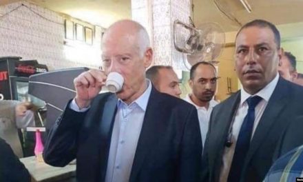 الرئيس التونسي يحتسي القهوة وسط الشعب