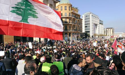 تظاهرات غاضبة في لبنان.. هل اقترب الانهيار الاقتصادي والسياسي؟!