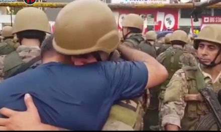 جندي لبناني يلتقي والده خلال المظاهرات.. شاهدوا ردة فعله