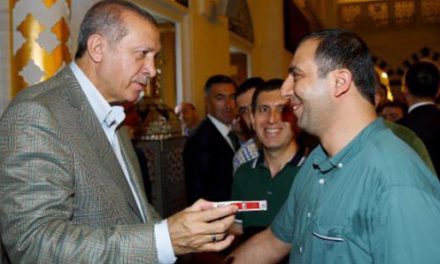 شاهد.. أردوغان ينصح أحد المدخنين بالإقلاع عن شرب السجائر