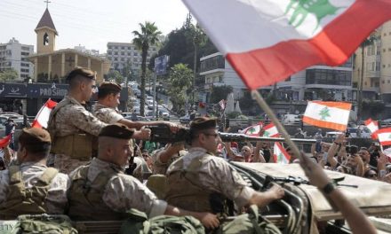 مجاهد الشاتي: الجيش اللبناني في موقف لايحسد عليه لانه يقف بين ناري حزب الله والمتظاهرين