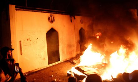 مقتل متظاهرين في بغداد ومحاولة لإحراق قنصلية إيران بالنجف