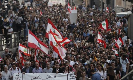 تظاهرات لبنان مستمرة وإضراب عام لموظفي المصارف غداً