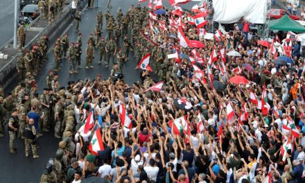 المحتجون في لبنان ينجحون في تعليق جلسة البرلمان