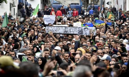 تظاهرات مليونية فى الجمعة الأربعين الجزائرية ترفض الحملة الاعتقالية !
