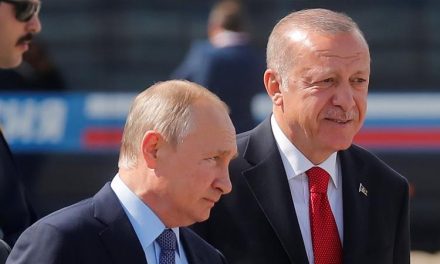روسيا تنافق في علاقتها مع تركيا