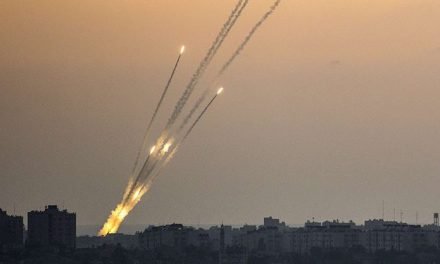 المقاومة الفلسطينية تمطر الاحتلال بالصواريخ ردا على استهداف قادتها