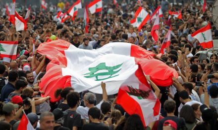 الانتفاضة اللبنانية مستمرة.. وبري يحذر من غرق لبنان
