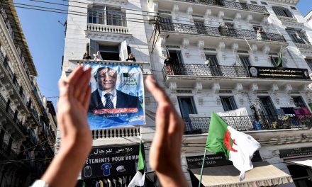 شاهد.. متظاهرون جزائريون يحاصرون عبدالقادر بن قرينة المرشح في الانتخابات الرئاسية