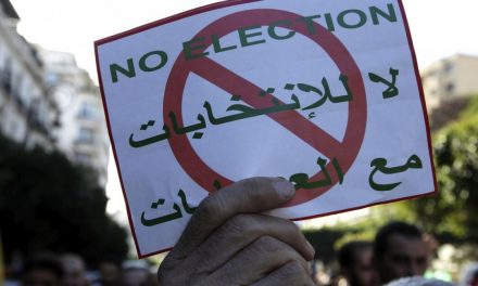 شاهد.. ثوار الجزائر يضعون أصواتهم الانتخابية في صندوق قمامة