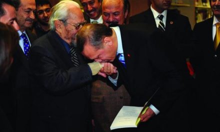 ما حقيقة تقبيل أردوغان يد ملك الماسونية العالمية ؟