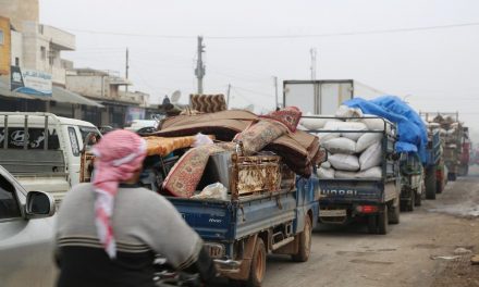 مجموعة من الشباب المصري يطلقون حملة لإغاثة النازحين السوريين في إدلب.