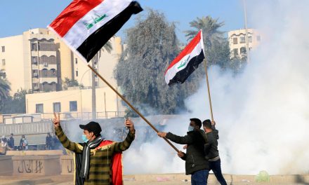 استمرار التظاهرات في العراق .. والتيار الصدري يهدد علاوي